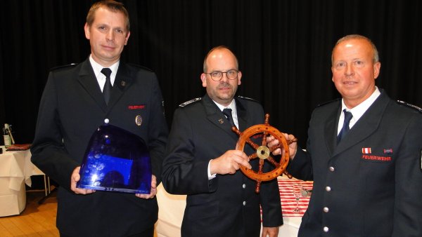 Der neue Wehrführer Andreas Jakoby (Mitte) übernimmt das Steuer vom bisherigen Feuerwehr-Chef Jörg Diekmann (links). Der neue Stellvertreter Michael Pape (rechts) hält unterdessen das Blaulicht für Diekmanns neues Wohnmobil. - © Hajo Gärtner