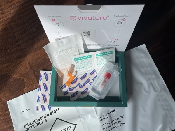 Das Testkit von Vivatura für Leber- und Nierenwerte kostet 45 Euro. Im Paket sind Tupfer, Desinfektionstuch, zwei Pikser für die Blutentnahme, Röhrchen und Umschlag zum Einsenden. - © Christine Panhorst