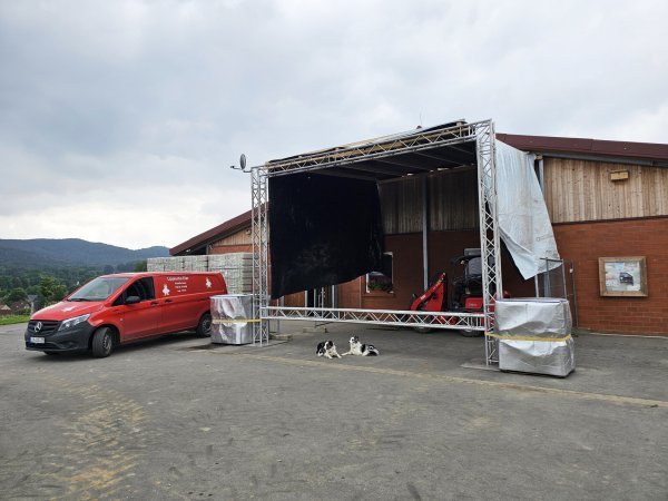 Noch ist die Folie nicht fest fixiert, aber bis zum Eröffnungsspiel wird alles fertig sein. RSV, Feuerwehr und Familie Horn organisieren ein Public Viewing auf der Egge. - © Astrid Sewing