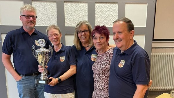 In die Oberliga aufgestiegen: Die zweite Mannschaft der Klüter Buben mit Markus Stölting, Monika Helmer, Marion Bock, Brigitta Riekewald und Dieter Grethler (von links). Zu den Stammspielern gehören außerdem Markus Nioduschewski und Jürgen Meier. - © Klüter Buben