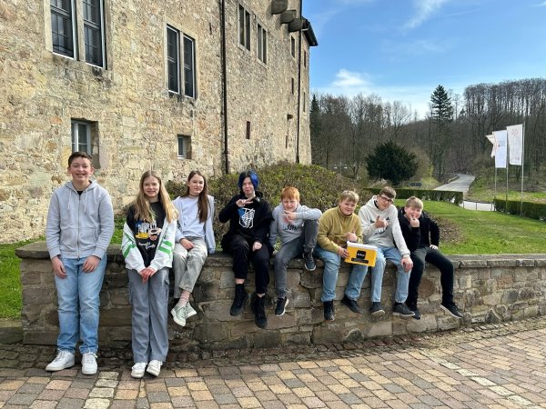 Acht Jugendliche haben im vergangenen Jahr auf Burg Sternberg mit ihrem Song „Be Real“ einen Ohrwurm geschaffen. - © Kulturstellwerk Nordlippe