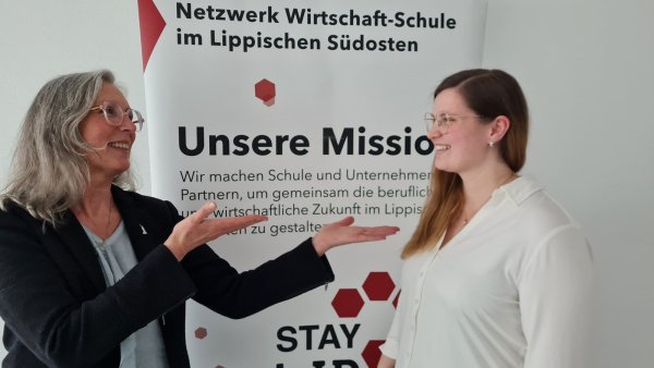 Mit sichtlicher Freude präsentiert Bildungskoordinatorin Heike Kreienmeier (links) mit Stella Eckl ihre Nachfolgerin. Sie weiß die Arbeit für die Ausbildungsförderung im lippischen Südosten in guten Händen. - © Marianne Schwarzer