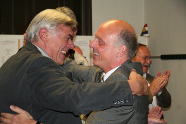 Umarmung für den frisch gebackenen Bürgermeister: Klaus Geise (rechts) wird von seinem langjährigen Parteigenossen Rolf Schlüter zur Wiederwahl beglückwünscht. - © Marianne Schwarzer