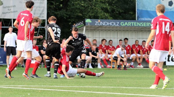 Lipperreihes Trainer Mirco Westermeier sitzt am Spielfeldrand und schaut genau hin, wie sich seine Spieler im Pokalduell mit Arminia Bielefeld in die Zweikämpfe werfen. - © Oliver König