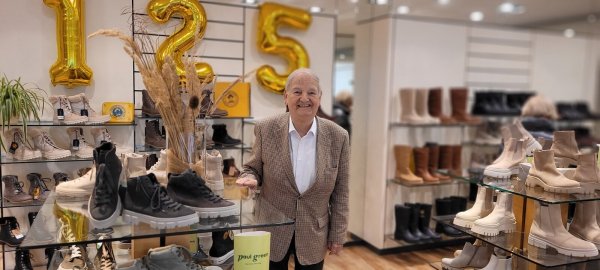 Horst Mengedoht führt das kleine Schuh-Imperium in der dritten Generation. Zum Jubiläum gibt es für die Kunden besondere Preise. - © Katrin Kantelberg