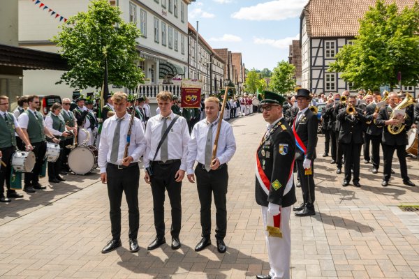 Ehrenamt verbindet Generationen und Regionen wie hier beim Diözesanjungschützentag 2024 in Lügde. - © Teutoburger Wald / Lügde / D. Ketz