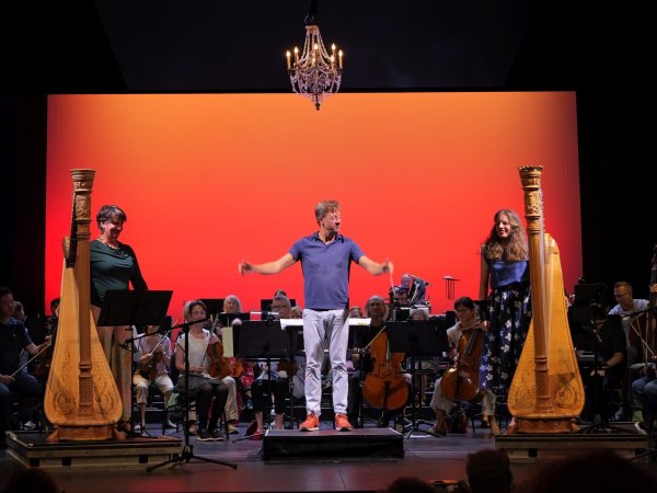 Die beiden Harfenistinnen Gerdie Broeksma (links) und Maria-Theresa Freibott lassen mit dem Orchester unter Leitung von Per-Otto Johansson die sinfonischen Funken sprühen. - © Thomas Krügler