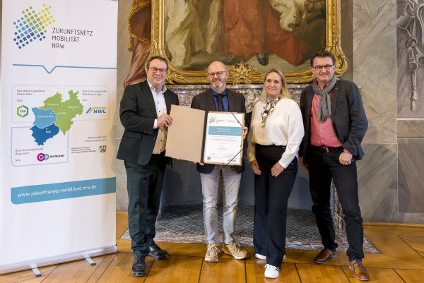 Urkundenübergabe an die neue Mitgliedskommune Blomberg im Zukunftsnetz Mobilität NRW: (von links) Verkehrsminister Oliver Krischer, Detlef Wehrmann (Stadt Blomberg), Daniela Niestroy-Althaus (Leiterin der Koordinierungsstelle Westfalen-Lippe des Zukunftsnetz Mobilität NRW) und Joachim Künzel (Geschäftsführer des Nahverkehr Westfalen-Lippe). - © „go.Rheinland GmbH/Smilla Dankert“