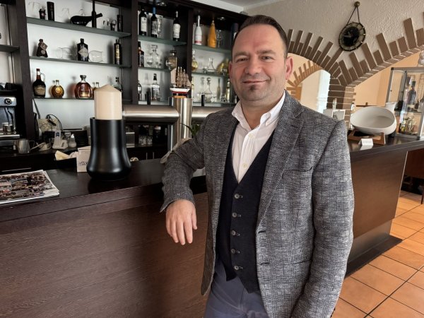 Dritan Jaku hat sich mit seinem Restaurant "Da Adriano" in Lage einen Namen gemacht. - © Sandra Castrup