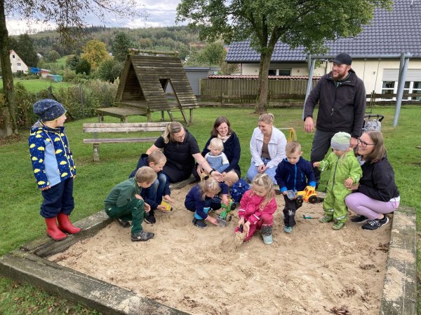 Erika Hägler (von links), Katharina Dütting, Marina Gette, Domenik Paulus und Manon Paulus wünschen sich für ihre Kinder Gerda, Elli, Damian, Celine, Nora, Cornelius, Jonas, Jasper und Mattéo einen schöneren Spielplatz in der Heinrichstraße. - © Cordula Gröne
