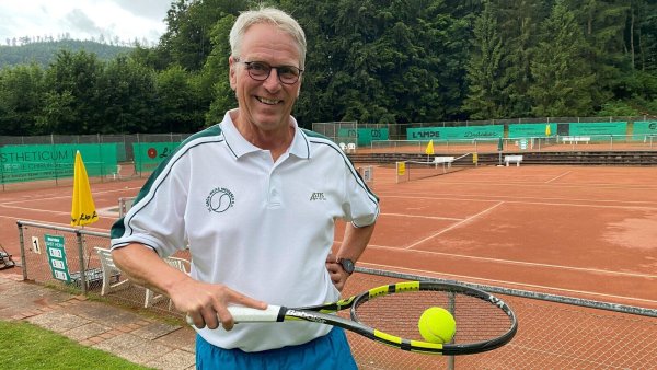 Lutz Timmerbeil ist der Spielführer der Ü60 des TC GW Hiddesen. - © Sebastian Lucas