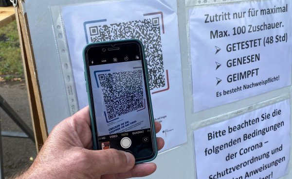Mit der Corona-Warn-App konnten sich die Besucher in Lockhausen einloggen. - © Sebastian Lucas
