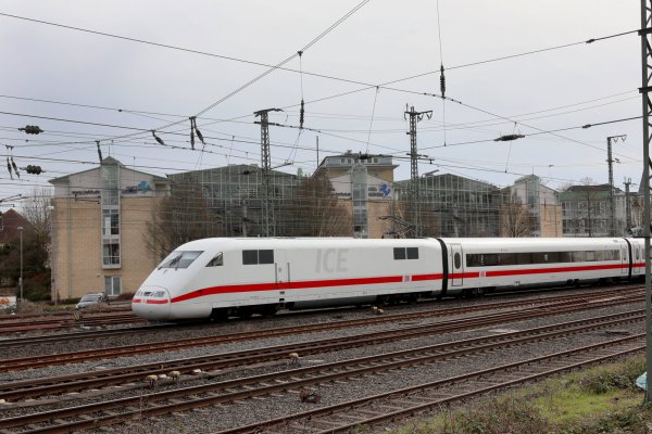 Welche Trasse ein ICE zwischen Bielefeld und Hannover demnächst nutzen wird, steht noch nicht fest. Hier fährt er direkt am Herforder Kreishaus vorbei. Foto: Frank-Michael Kiel-Steinkamp - © Frank-Michael Kiel-Steinkamp