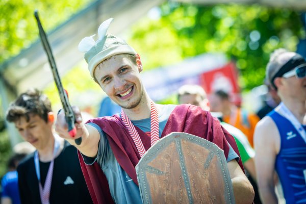 Manch ein Läufer verzichtet auf moderne Sportkleidung und läuft stattdessen in thematisch passenden Outfits ins Ziel ein. - © Sarah Jonek