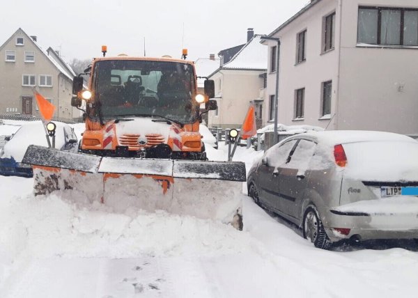 Der vergangene Februar war für die Räumungskräfte in Schieder-Schwalenberg eine echte Herausforderung. Teilweise musste der Schnee mit Lastern aus der Schwalenberger Innenstadt abtransportiert werden. - © Stadt Schieder-Schwalenberg