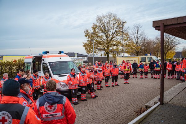 Die Ehrenamtlichen treffen auf dem Parkplatz der Schule zusammen. Sie wurden durch den Alarm aus ihrem Alltag gerissen. - © FreitagTV