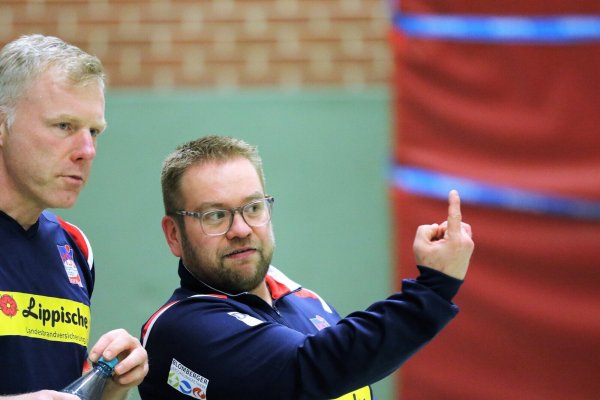 Torhüter-Experten unter sich: Der ehemalige Schlussmann Steffen Birkner (rechts) im Gespräch mit Blombergs Torwart-Trainer Ronny Krüger. - © Oliver König