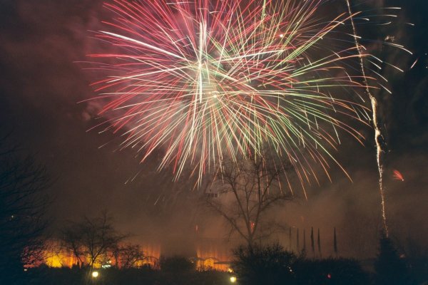 Nach mehrjähriger Unterbrechung läutet die Stadt Bad Salzuflen den Jahreswechsel wieder mit einem Höhenfeuerwerk bei der großen Silvesterparty am 31. Dezember im Kurpark ein. - © Stadt Bad Salzuflen