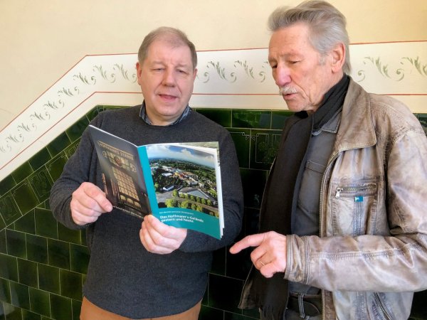 Die Autoren des Heftes über das Hoffmann's-Gelände, Dr. Stefan Wiesekopsieker (links) und Dr. Karl Slawinski, unterhalten sich im Treppenhaus des ehemaligen Direktorentrakts des Unternehmen über das frisch erschienene Werk. - © Thomas Reineke