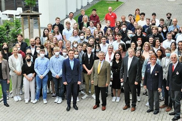 DRK-Landesverbandspräsident Dr. Fritz Baur (1. Reihe, 2. von links) mit den DRK-Landesverbandsvorständen Dr. Hasan Sürgit (links) und Gerd Diesel (rechts) würdigte das humanitäre Engagement der Lehrkräfte und ihrer Schüler. - © Claudia Zebandt/DRK Westfalen-Lippe: