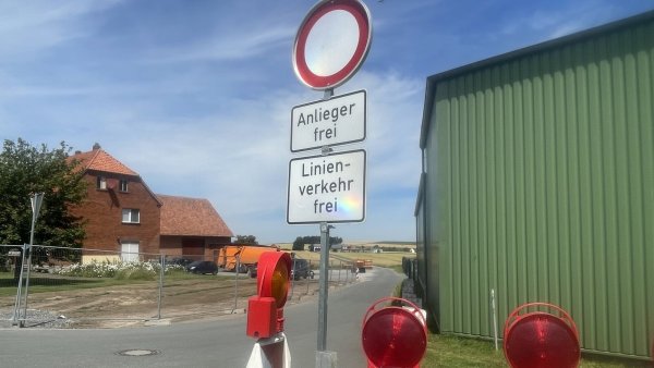 Von Hagedorn nach Lothe führt ein Wirtschaftsweg. Der ist nur für Linienbusse und Anlieger frei, wird aber derzeit stark frequentiert. Schuld siend zwei Vollsperrungen in unmittelbarer Nähe. - © Silke Buhrmester