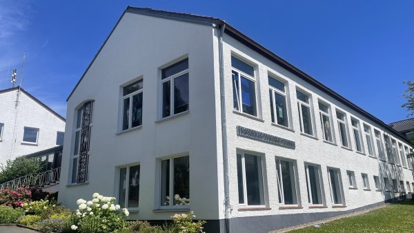 Frohe Kunde aus Düsseldorf: Die Sanierung der Fassade der Alten Schule in Brakelsiek wird mit 21.000 Euro gefördert. - © Silke Buhrmester