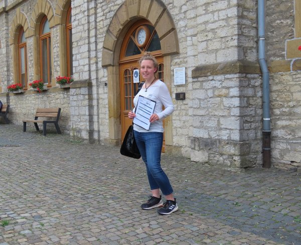 Wenn Marica Both an Türen klingelt, möchte sie von den Oerlinghausern einiges wissen. Sie führt für die aktuelle Volkszählung Interviews mit Bürgern. Wer ausgewählt worden ist, muss die Fragen beantworten. So will es das Gesetz. - © Gunter Held