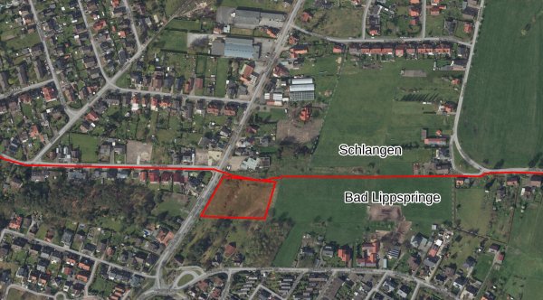 An der rot markierten Stelle - direkt an der Grenze der Gemeinde Schlangen zur Stadt Bad Lippspringe - schlägt das Einzelhandels- und Zentrenkonzept einen Super- und einen Drogeriemarkt vor. - © Geodaten NRW/TIM-Online