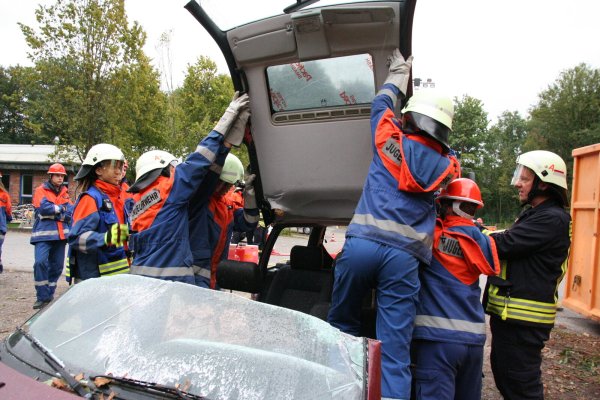Damit der eingeklemmte Patient ohne Probleme aus den Wagen gehoben werden kann, musste bei der Übung der Jugendfeuerwehr Oerlinghausen auch ein Teil des Daches aufgeschnitten werden. Foto: Knut Dinter - © Knut Dinter
