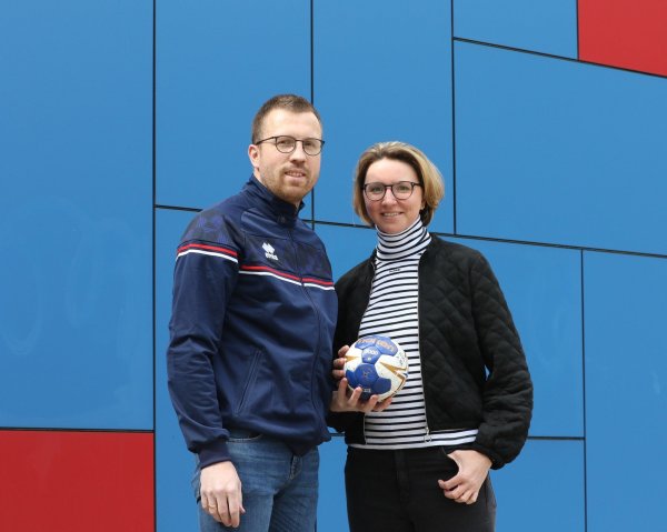 Oliver und Katharina Lippert vor der rot-blauen Wand an der Sporthalle Ulmenallee. Ob da gleich Erinnerungen an den in rot-blau gehaltenen Boden in Riesa wach wurden? - © Oliver König