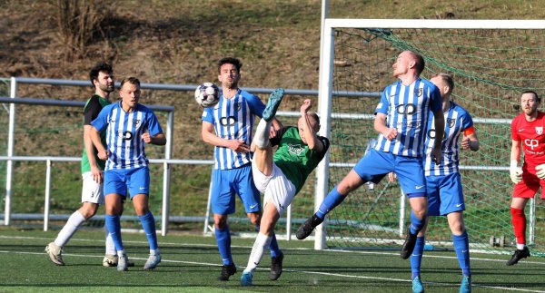 Wieder höchste Gefahr im Bad Oeynhauser Strafraum und eine gute Chance für den TSV Oerlinghausen: Hier verpasst Sven Oberschelp. - © Oliver König