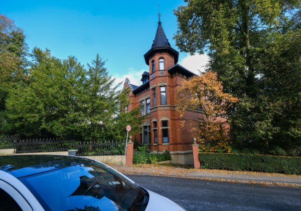 Wie ein kleines Märchenschloss: Die Hingucker-Villa in bester Lage hat Ward vom kinderlosen Freund ihrer Mutter geerbt. Und ihm ein Versprechen gegeben. - © Andreas Zobe