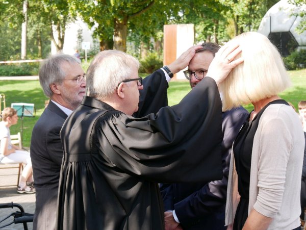 Zeremonielle Amtseinführung. Udo Zippel und Pastor UIrich Pohl führen Falko Heise und Maike Krüger in ihr neues Amt als Geschäftsführer ein (von links). - © Thomas Krügler