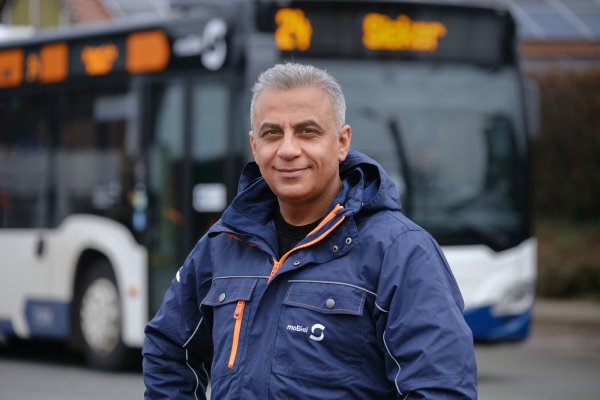Busfahrer: Das sei als kleiner Junge sein Traumberuf gewesen, sagt Javid Sarvari (47). - © Andreas Zobe