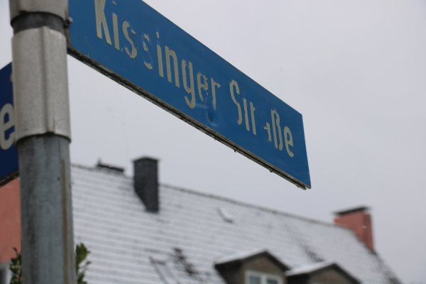 Am Tag danach erinnert nur noch ein Einschussloch in einem Straßenschild an den Großeinsatz. Die Kreuzung ist mit Schnee bedeckt. - © Janet König