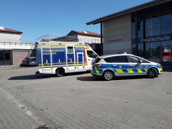 Erneut hat es eine Amokdrohung im Schulzentrum gegeben. Polizei ist weiter vor Ort. Auch ein Rettungswagen stand bereit. Foto: Jörn Fries - © Cordula Gröne(LZ)