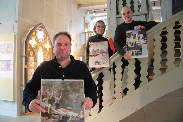 Stellen den neuen historischen Kalender der städtischen Museen vor: (von links) Museumsleiter Fabian Schröder, Karin Schäfer-Dubbert vom Museumsverein und Designer Martin Emrich. - © Nadine Uphoff