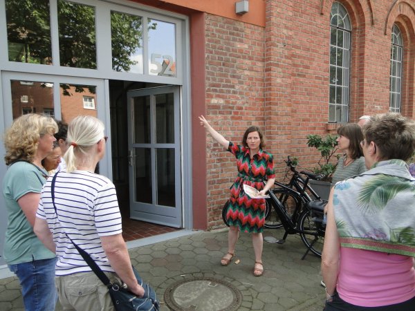 Hausbesitzerin Stephanie Brunsiek (Mitte) erläutert den Besuchern der ehemaligen Lemgoer Brauerei am Tag des offenen Denkmals Geschichte und aktuelle Nutzung des Gebäudes. (Foto: Hajo Gärtner) - © Hajo Gärtner