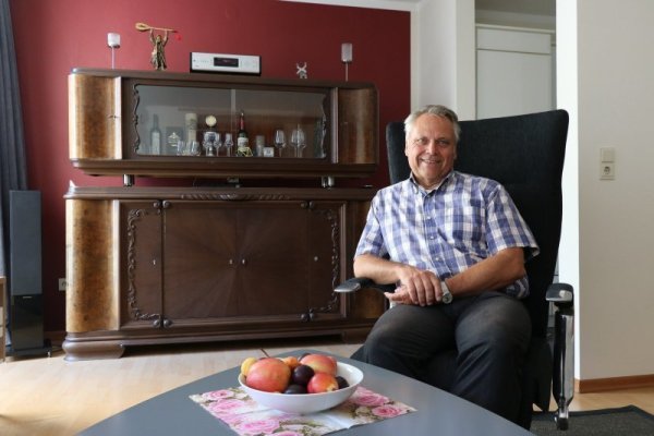 Dr. Roland Thomas in seiner kleinen Salzufler Altstadtwohnung. - © Alexandra Schaller