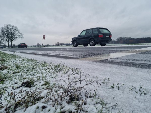 Die Lagesche Straße in Detmold ist trotz Schneefalls am Donnerstagmittag gut befahrbar. - © Carolin Brokmann-Förster