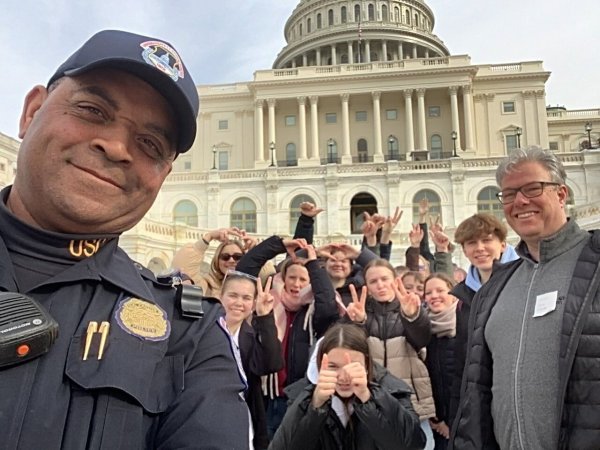 Das Jugendorchester Detmold vor dem Kapitol in Washington, D.C.. Ein Polizist stand gerne für ein Selfie zur Verfügung. - © Grabbe Gymnasium Detmold