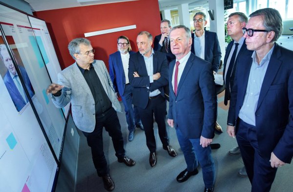 Chefredakteur Thomas Seim (v. l.) und sein Stellvertreter Carsten Heil mit den Klinikchefs Mathias Kreft, Johannes Hütte, Georg Rüter, Matthias Ernst, Christian Jostes und Olaf Bornemeier im Newsroom. Michael Ackermann wurde per Videokonferenz zugeschaltet. - © Barbara Franke