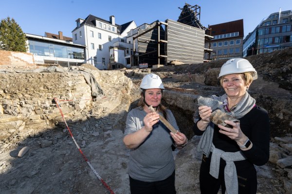 Grabungsleiterin Heike Tausendfreund (l.) und Paderborns Stadtarchäologin Sveva Gai zeigen Krugreste, die aus dem 13. Jahrhundert stammen, und einen undatieren Meißel. - © Niklas Tüns