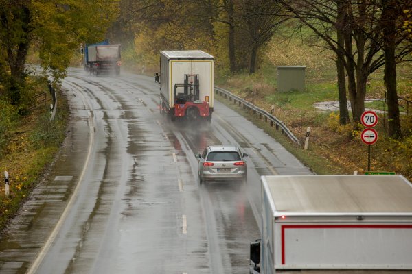 Die Extertalstraße, hier zwischen Almena und Bremke, ist für Radfahrer besonders gefährlich. - © Archivfoto: Torben Gocke