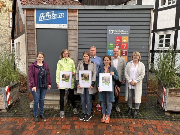 Bei der Preisverleihung: Katja Prahs (von links, Westenergie AG), Eva-Maria Görtz, Laura Herzig (Kita Gartenstraße), Klimaschutzmanager Henning Schwarze, Anika Hendricks (Lippe im Wandel), Bürgermeister Marcus Püster und Gabriele Müller-Schaffranietz (Gemeinde Schlangen). - © Maximilian Gellhaus
