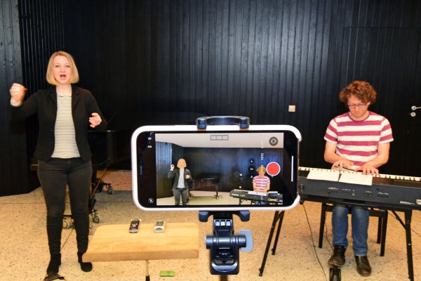Sopranistin Friederike Webel und Kantor Frank Schreiber bei den Aufzeichnungen im Proberaum. Per Video können die 50 Sänger anschließend im heimischen Wohn- oder Arbeitszimmer individuell üben. - © Nicole Ellerbrake