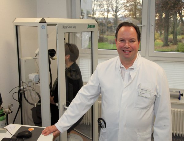 Dr. Maik Brandes leitet nicht nur die Lemgoer Klinik für Pneumologie, Schlaf- und Beatmungsmedizin, sondern springt jetzt auch bei der ambulanten Versorgung von Lungenpatienten im Medizinischen Versorgungszentrum Detmold ein. - © Archivfoto: Bernhard Preuß