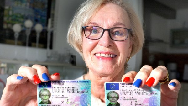 Doppelt gemoppelt fährt's sich besser: Die Gütersloherin Marianne de Fries hat einen neuen Führerschein beantragt - und zwei erhalten. - © Andreas Frücht
