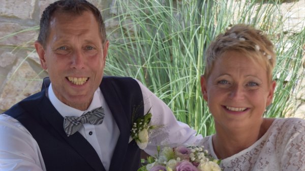 Anke und Oliver Bollin bei ihrer Hochzeit im Hexenbürgermeisterhaus im August 2022. - © Chiara Wibbeke