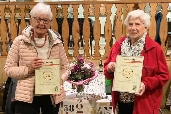 Lieselotte Wöhning und Elisabeth Engelmann werden für ihre langjährige Mitgliedschaft in der Trachtengilde Schwalenberg geehrt. - © Trachtengilde Schwalenberg